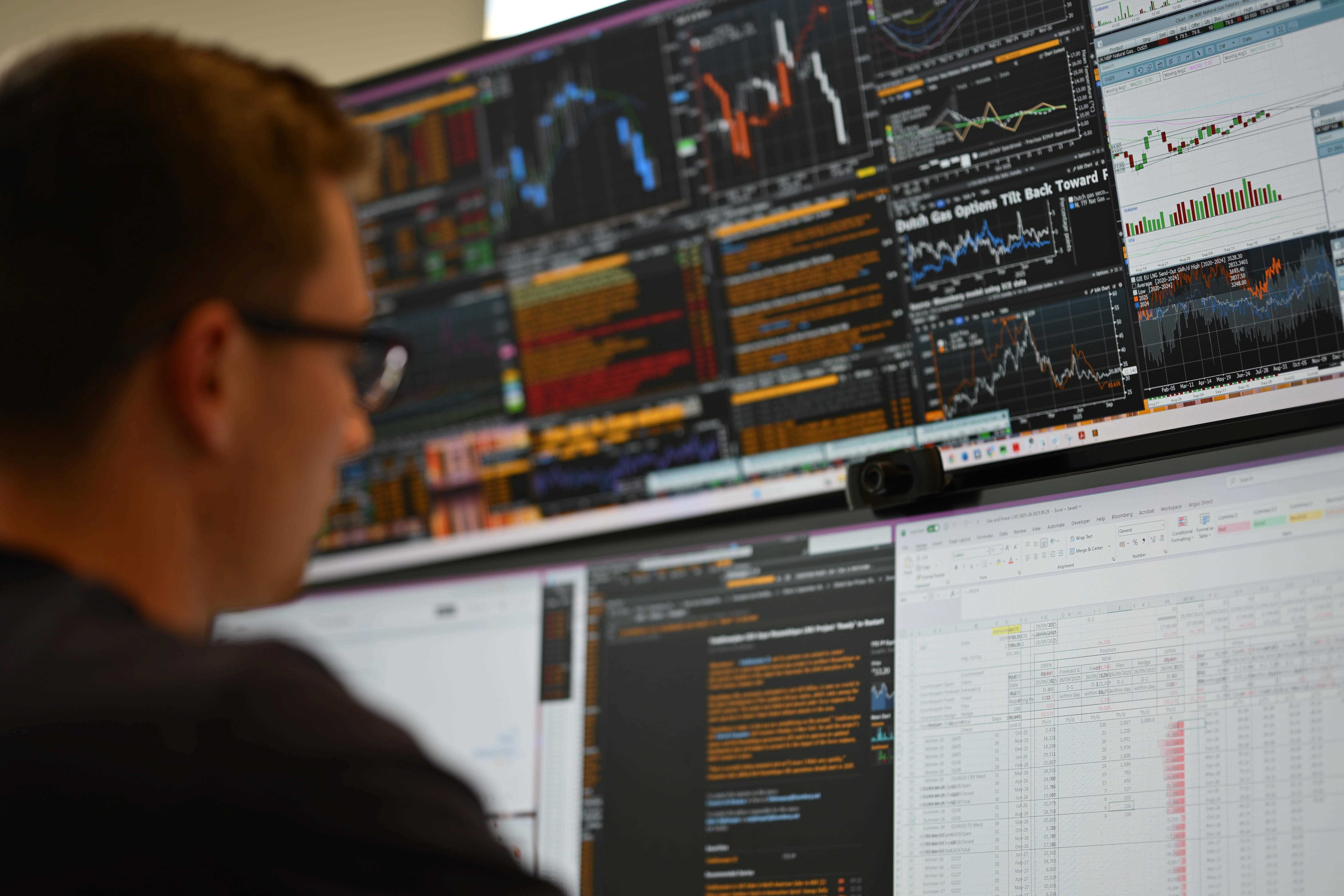 A person looks at energy data on a screen.