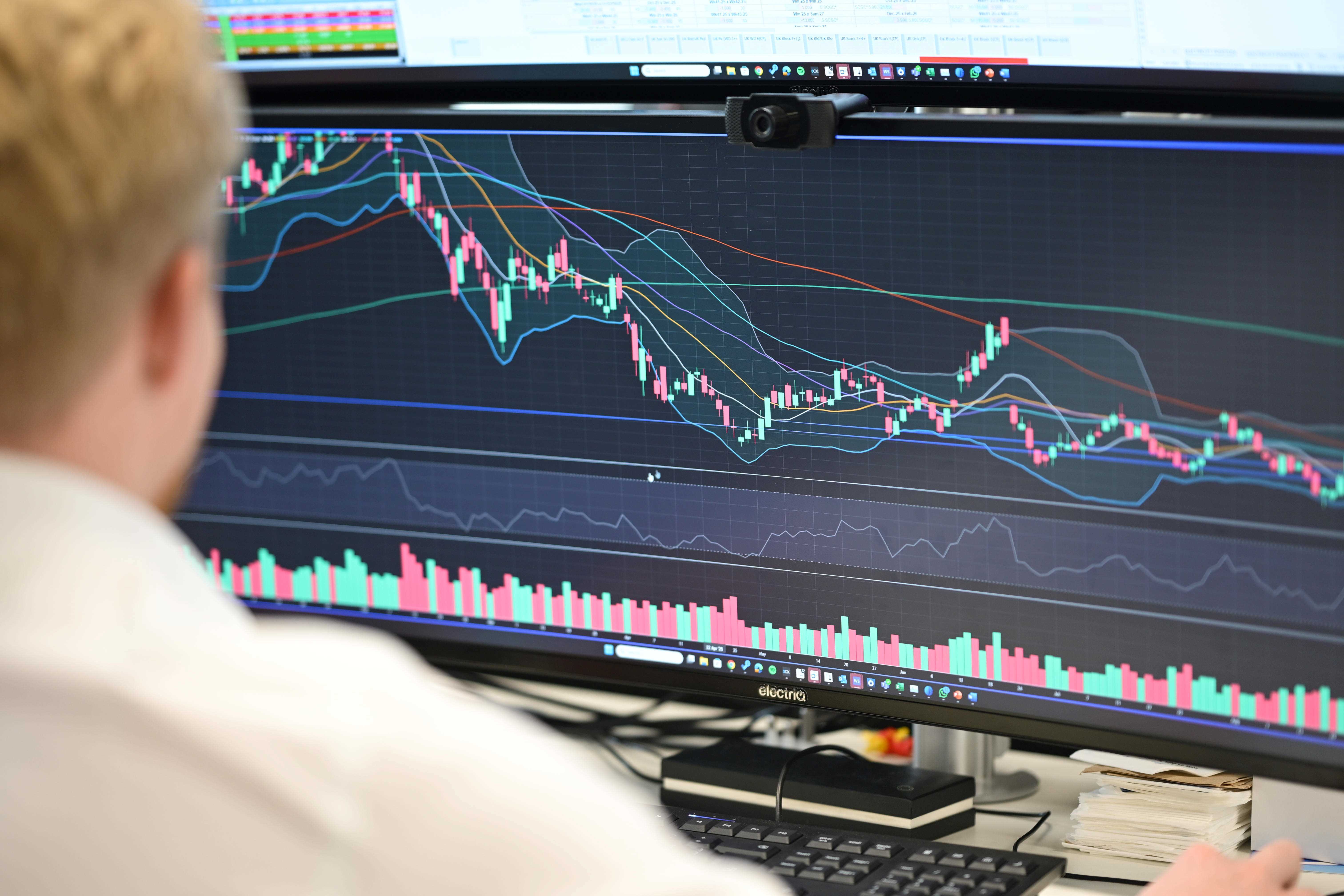 A person looks at energy data on a screen.